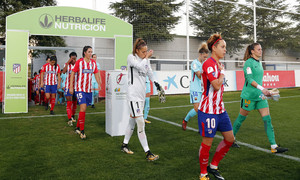 Temporada 17/18. Partido entre el Atlético de Madrid Femenino contra FC Barcelona. Salida al campo, Lola Gallardo.
