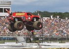 Imagen de un camión volando en el espectáculo de los Monster Jam Trucks
