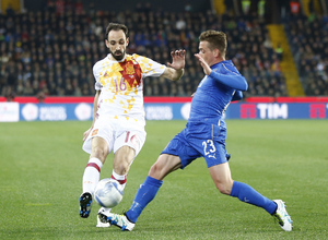 Juanfran centra ante la oposición de un jugador italiano en el Italia-España disputado en Udine