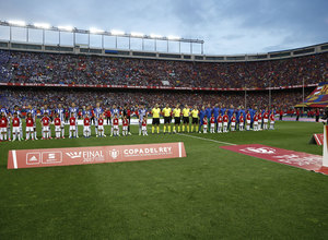Barcelona y Alavés posan en el Vicente Calderón antes de la final de la Copa del Rey 2017