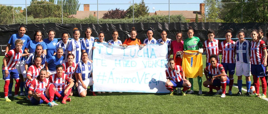 Temporada 2013-2014. Las jugadoras del Féminas y Cajasol posan juntas con la pancarta de ánimo a Rocío Vega