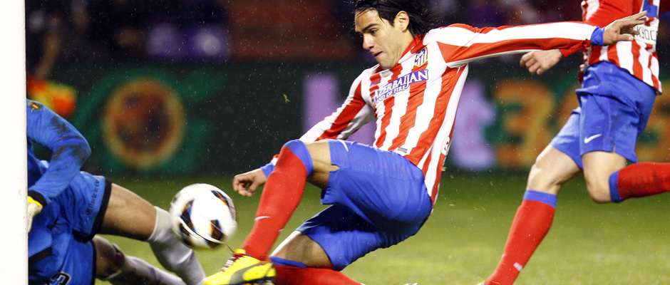 Temporada 2012-13. Falcao buscó el gol durante todo el partido en el José Zorrilla de Valladolid. 