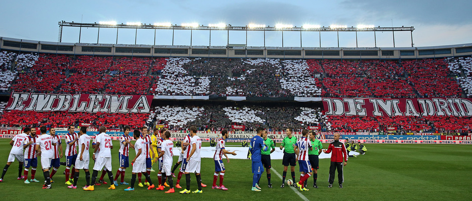 Temporada 14-15. Los jugadores del Sevilla y del Atlético se saludan antes del inicio del encuentro. Foto: Ángel Gutiérrez.