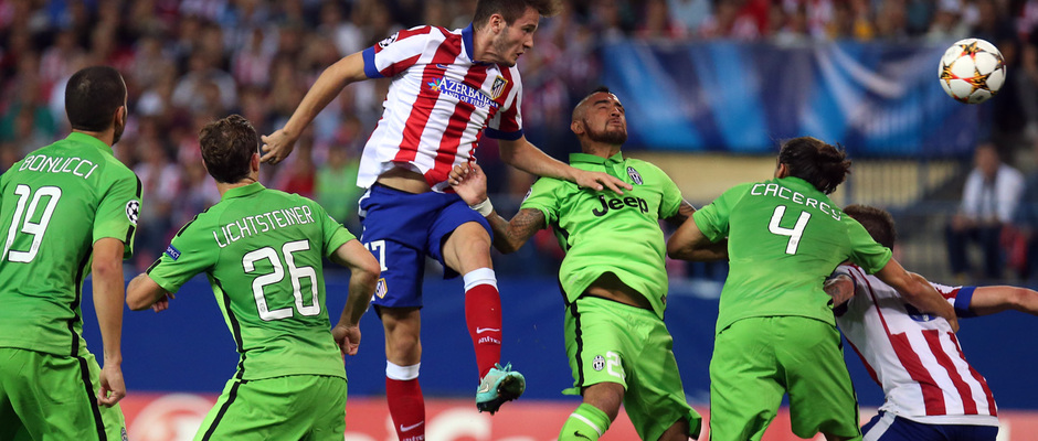 Temporada 14-15. Atlético-Juventus. Saúl remata un centro.