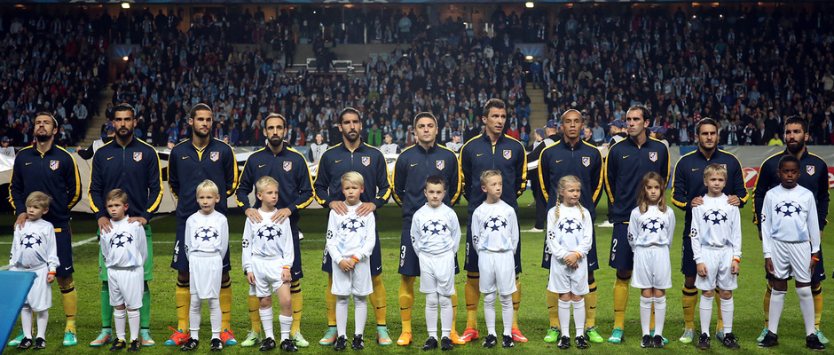 Temporada 14-15. Champions League. Malmö - Atlético de Madrid. Los jugadores durante el himno de la Champions en Suecia.
