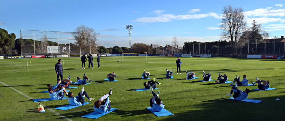 temporada 14/15. Entrenamiento en la ciudad deportiva de Majadahonda. Jugadores estirando durante el entrenamiento