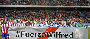 temporada 14/15. Partido Atlético de Madrid Rayo. Jugadores posando con pancarta de apoyo a Wilfred durante el partido