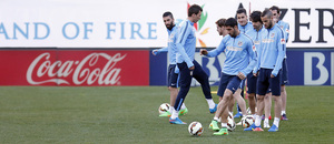 temporada 14/15. Entrenamiento en el estadio Vicente Calderón. Jugadores realizando ejercicios con balón durante el entrenamiento