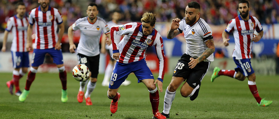 Temporada 14-15. Jornada 26. Atlético de Madrid - Valencia. Torres se lleva el balón ante Otamendi.