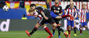 temporada 14/15. Partido Atlético Bayer de Champions. Torres remantando en plancha durante el partido