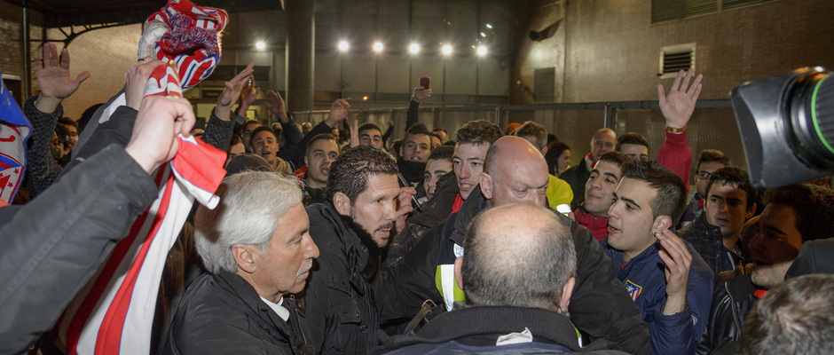 Temporada 12/13. Llegada.Semifinales de la Copa del Rey. Simeone llegando a la estación de atocha tras el partido en el Pizjuán