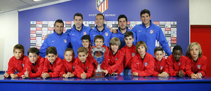 Temporada 14-15. Jornada 30. Atlético de Madrid-Real Sociedad. El equipo benjamín posa en la sala de prensa de nuestro club.