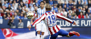 Temporada 14-15. Jornada 31. Málaga -Atlético de Madrid. Fernando Torres remata a portería.