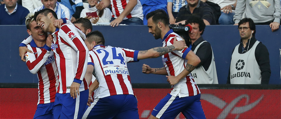 Temporada 14-15. Jornada 31. Málaga -Atlético de Madrid. Griezmann y Raúl Jiménez, felices tras el segundo gol.