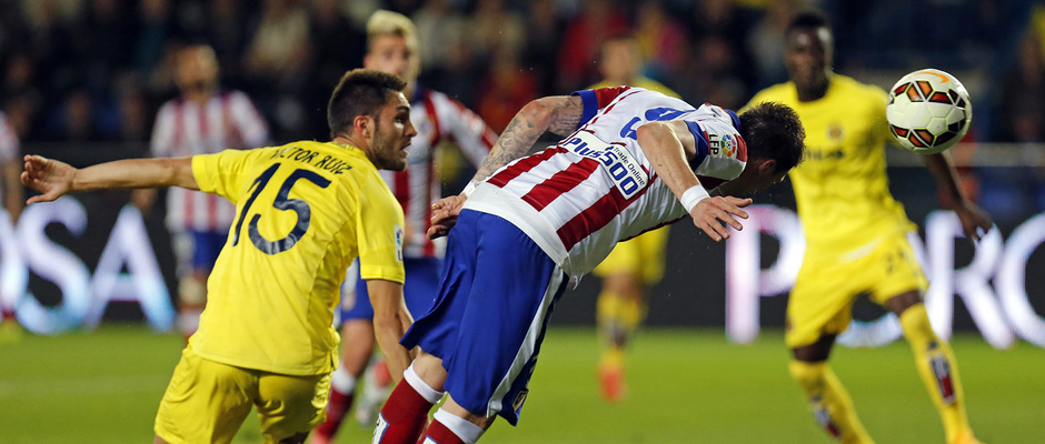 Temporada 14-15. Jornada 34. Villarreal - Atlético de Madrid. Mandzukic se tira en plancha para rematar de cabeza.