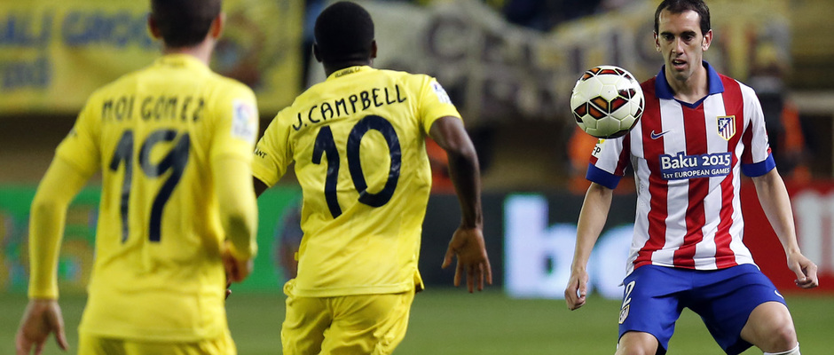 Temporada 14-15. Jornada 34. Villarreal - Atlético de Madrid. Godín baja un balón controlado ante Campbell.
