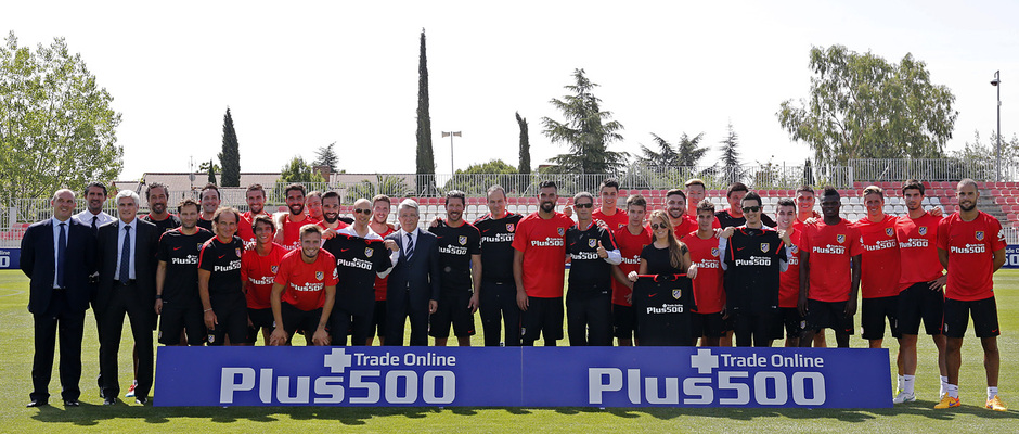 Pretemporada 2015-2016. La directiva del club y los jugadores posan con la delegación de nuestro patrocinador Plus500