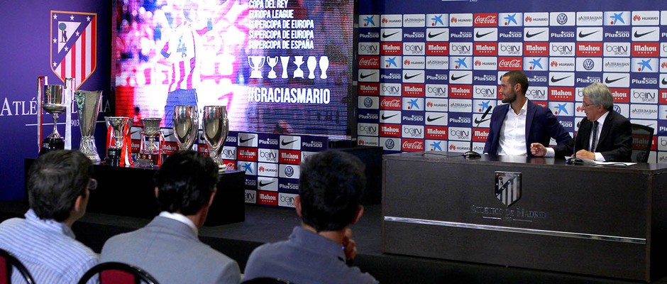 Despedida Mario Suárez. Mario Suárez y Enrique Cerezo ven el vídeo de despedida com los trofeos al fondo.