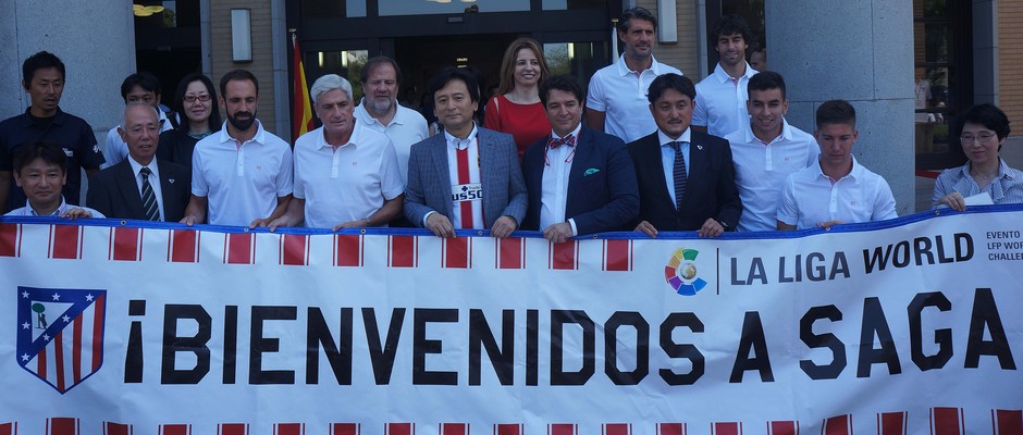 Vietto, Clemente, Correa, Caminero, Juanfran, Tiago y el resto de la delegación posa con el Gobernador de Saga
