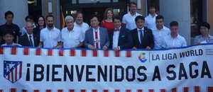 Vietto, Clemente, Correa, Caminero, Juanfran, Tiago y el resto de la delegación posa con el Gobernador de Saga