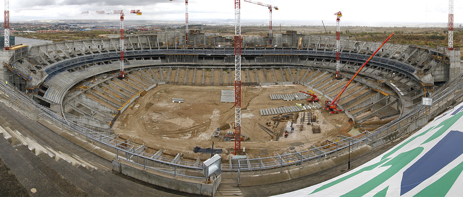 Vista panorámica centrada del estado de las obras del Nuevo Estadio desde la tribuna principal 