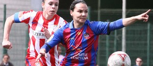Temporada 2012-2013. Amanda en un balón dividido ante el Levante UD