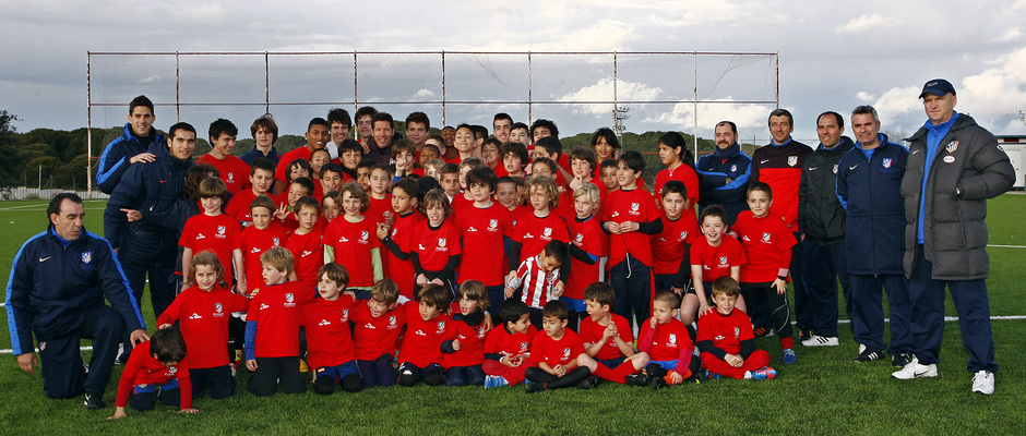 Simeone y Manolo, con los entrenadores y los niños del Campus de la Fundación Atlético de Madrid