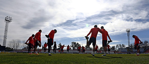 temporada 15/16. Entrenamiento en la ciudad deportiva de Majadahonda. Jugadores estirando durante el entrenamiento