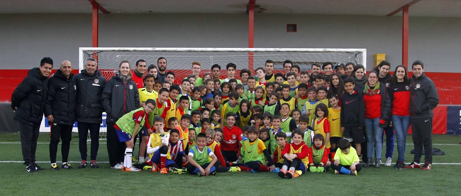 Temporada 2015-2016. Miguel Ángel Moya, Luciano Vietto y Thomas saludaron a los niños de la fundación.