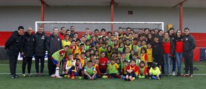 Temporada 2015-2016. Miguel Ángel Moya, Luciano Vietto y Thomas saludaron a los niños de la fundación.