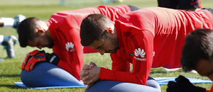 Temporada 15/16. Entrenamiento en la Ciudad Deportiva Wanda Atlético de Madrid 23/4/2016. Gabi y Moyá realizan trabajo físico.