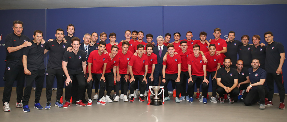 Temp. 17-18 | Juvenil A en el Wanda Metropolitano con la Copa de Campeones | 