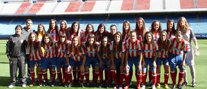 Temporada 2013-2014. Las jugadoras del filial posan en el césped del Calderón