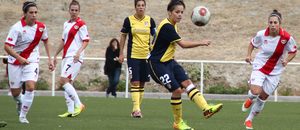 Temporada 2013-2014. Claudia Zornoza manda un balón a la espalda de la defensa