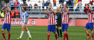Temporada 13/14 Liga BBVA Málaga - Atlético de Madrid. El equipo agradece el apoyo a la afición.