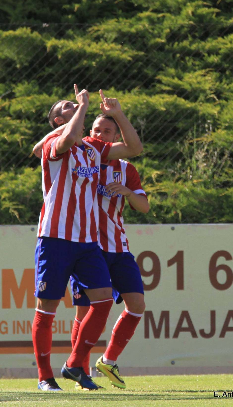 Rubén Mesa celebra el primer gol ante el Caudal levantando los brazos al cielo