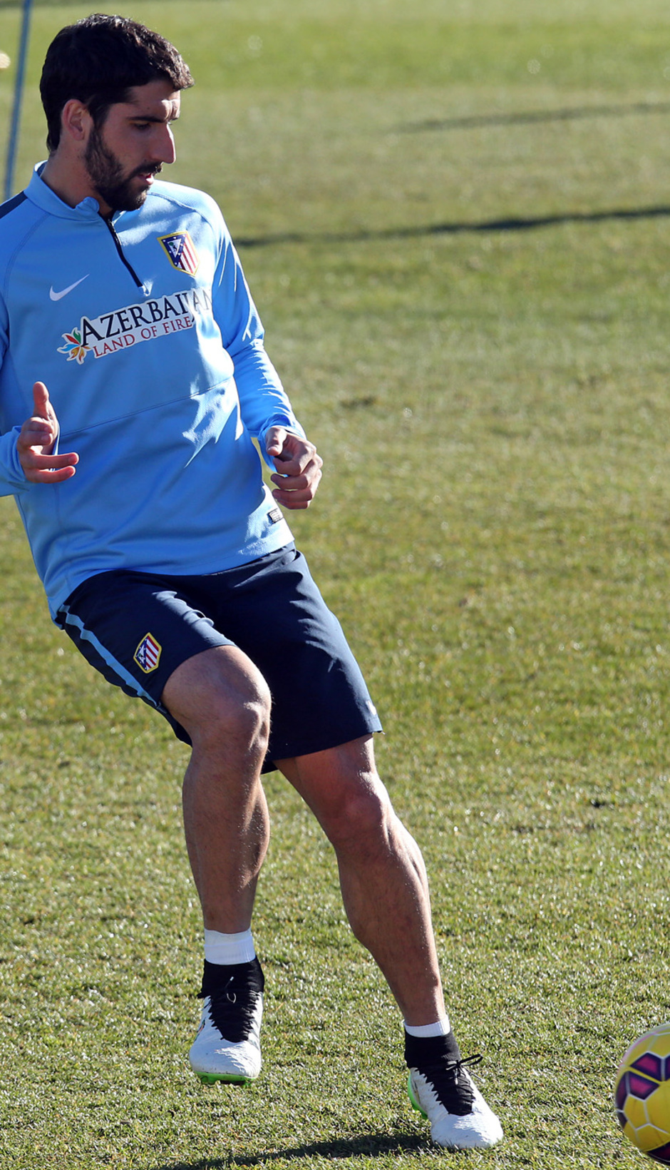 temporada 14/15. Entrenamiento en la ciudad deportiva de Majadahonda. Raúl García controlando un balón durante el entrenamiento