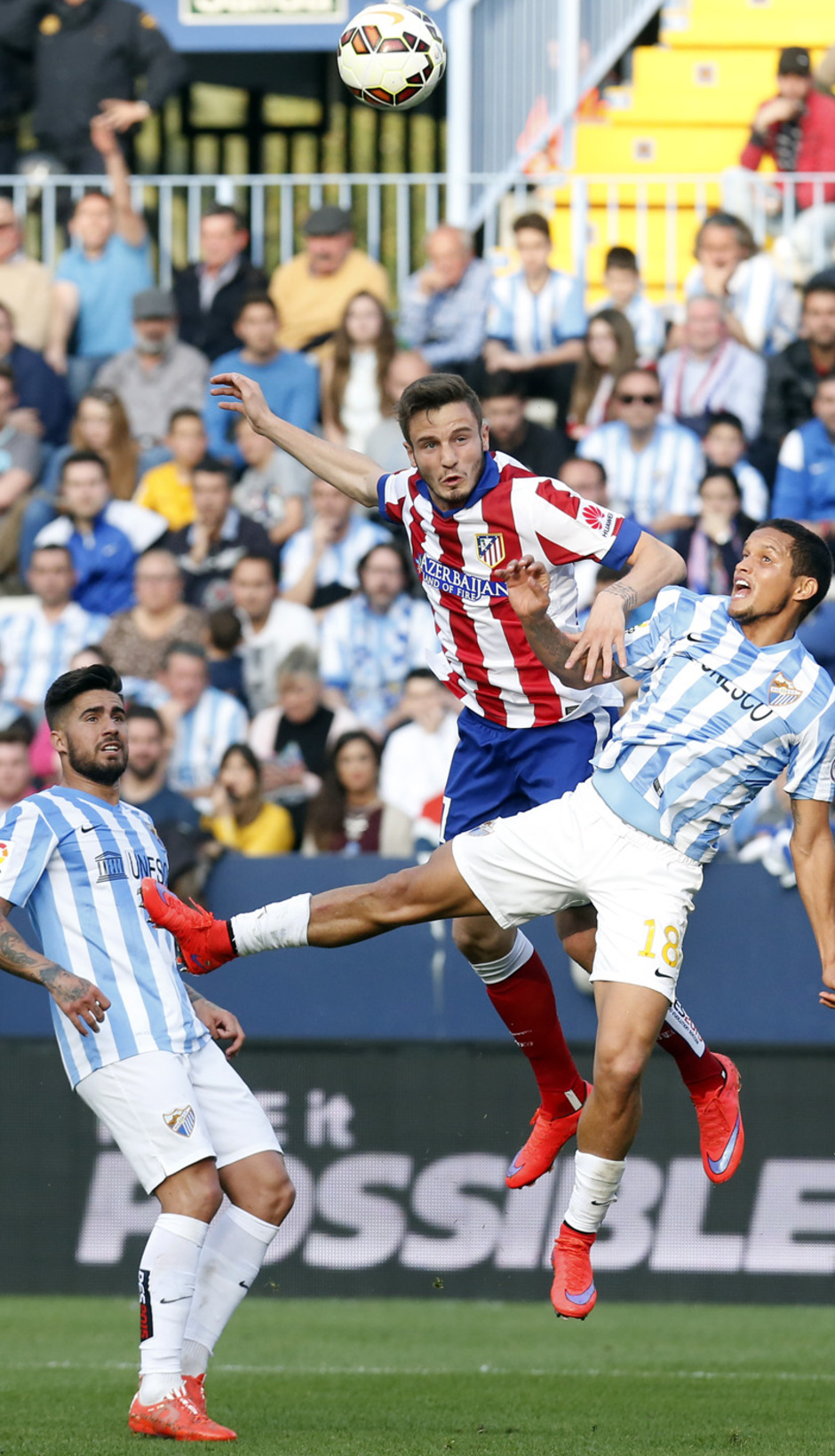 Temporada 14-15. Jornada 31. Málaga -Atlético de Madrid. Saúl remata de cabeza.