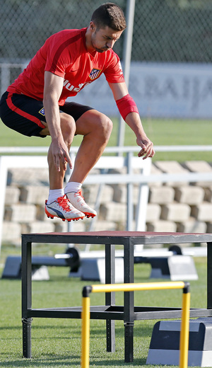 temporada 15/16. Entrenamiento en la ciudad deportiva de Majadahonda. Gabi realizando ejercicios físicos durante el entrenamiento