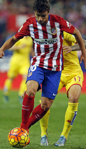 temporada 15/16. Partido Atlético de Madrid Sporting de Gijón. Óliver luchando un balón