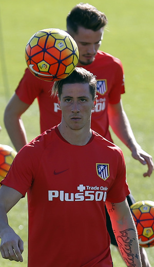 temporada 15/16. Entrenamiento en la ciudad deportiva de Majadahonda. Fernando realizando ejercicios con balón durante el entrenamiento