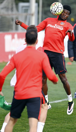 temporada 15/16. Entrenamiento en la ciudad deportiva de Majadahonda. Thomas controlando un balón durante el entrenamiento