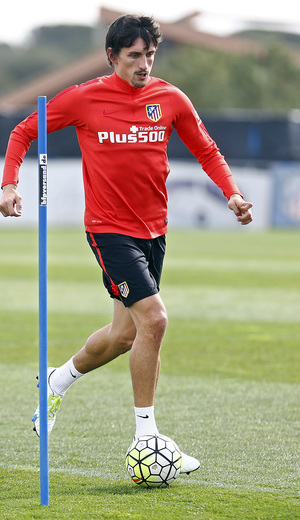 temporada 15/16. Entrenamiento en la ciudad deportiva de Majadahonda. Savic realizando ejercicios con balón durante el entrenamiento