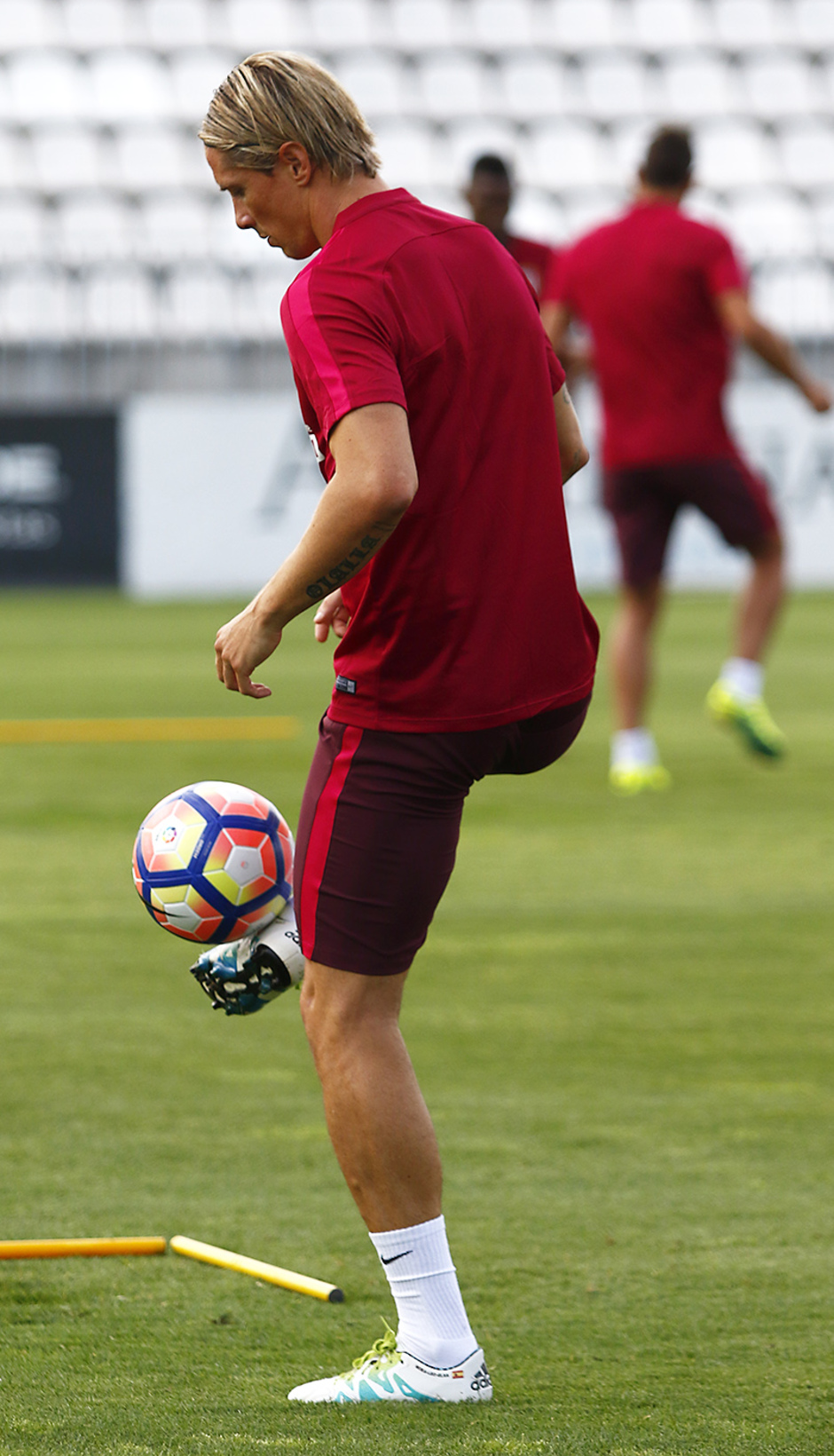 Temporada 16/17. Entrenamiento en la Ciudad deportiva Wanda. Torres controla un balón. (Alberto)