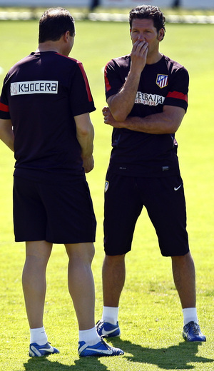 Simeone  charla con Vizcaíno durante los primeros minutos del entrenamiento del lunes en la Ciudad Deportiva