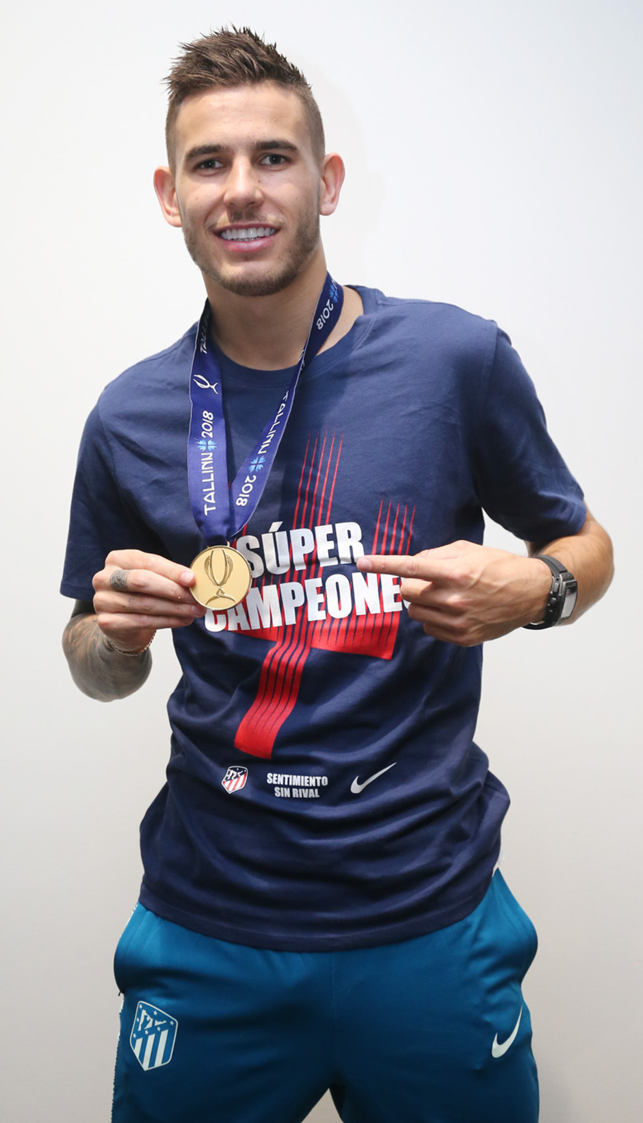 Lucas, con su medalla de campeón de la Supercopa 