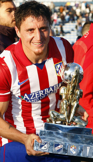 Temporada 13/14 Cristian Rodríguez con el trofeo