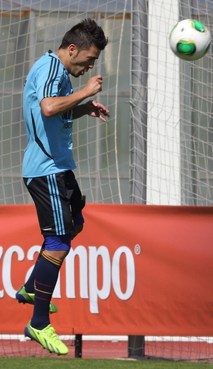 David Villa remata de cabeza un balón en el entrenamiento de la selección el miércoles 4 de septiembre en La Ciudad del Fútbol