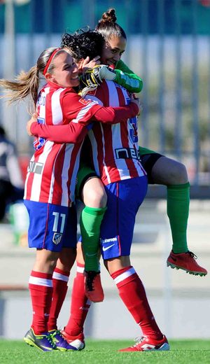 Temporada 2013-2014. Marta Carro, Pisco y Lola, celebran la victoria ante el Athletic