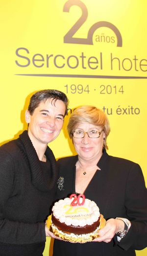 Temporada 2013-2014. Lola Romero y Mariso Turró con una tarta XX Aniversario